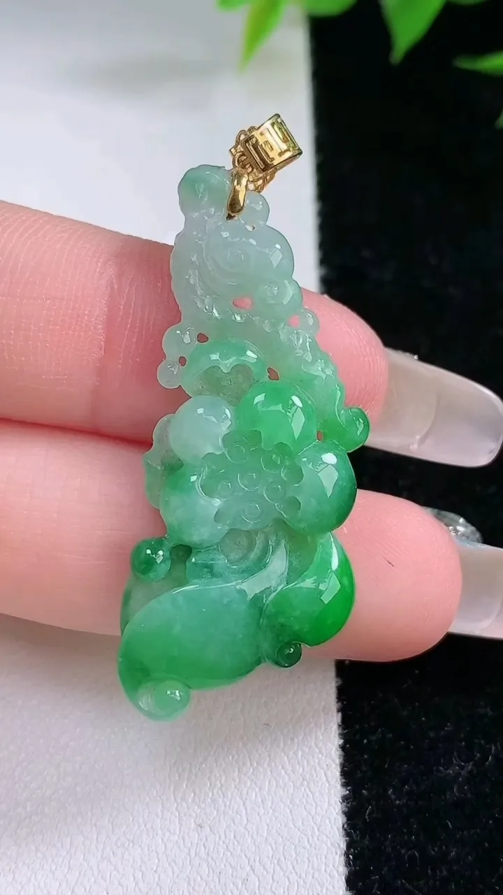 天然A货翡翠和和美美 荷花吊坠，尺寸39.7-16.8-3.3，重量:3.97g
2月3日