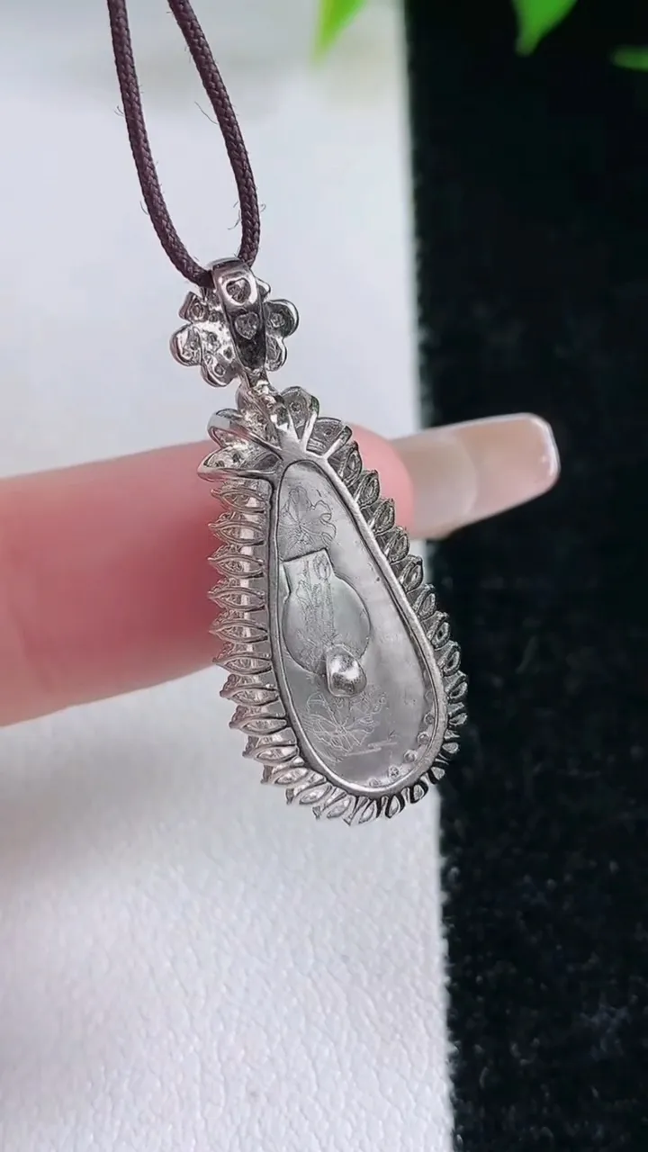 天然A货翡翠福豆吊坠，尺寸29-12.4-8，裸石17-8.2重量:3.26g
2月3日