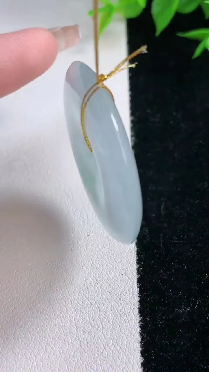 天然A货翡翠冰种飘花平安扣吊坠，尺寸35.5-5.6，重量:15.66g
2月3日