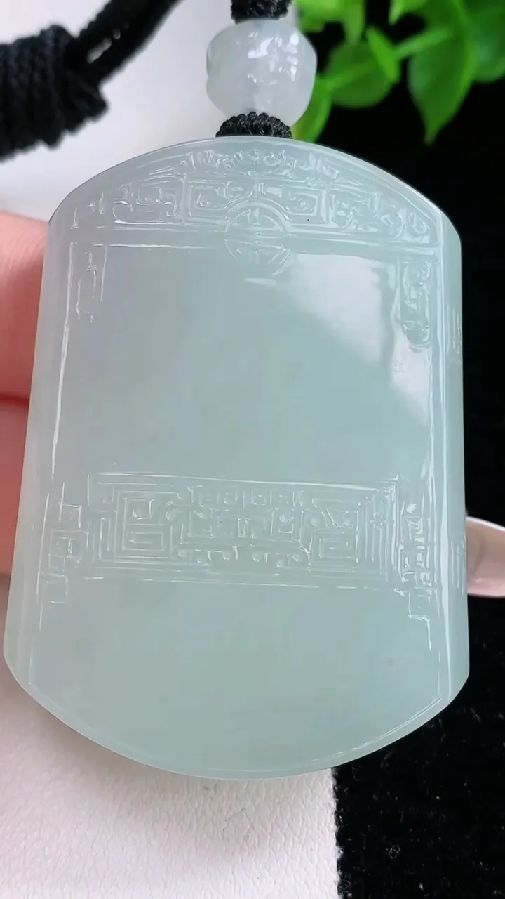 天然A货翡翠仿古无事牌吊坠，尺寸51-37.2-10.5，重量:62.75g
2月3日