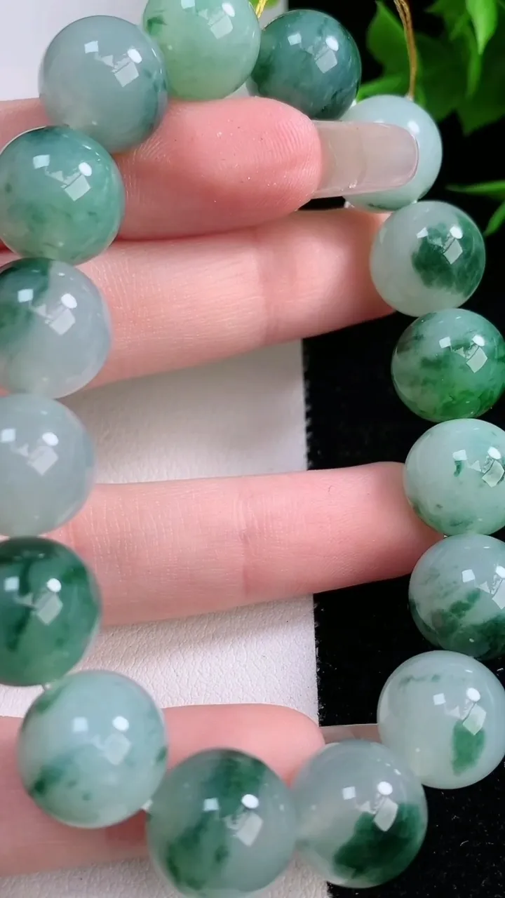 天然A货翡翠飘花圆珠手串，尺寸12.7-16颗，重量:58.32g2月3日
工厂直销收藏佳品,种好水足，色泽均匀，有种有色，上手高大气！