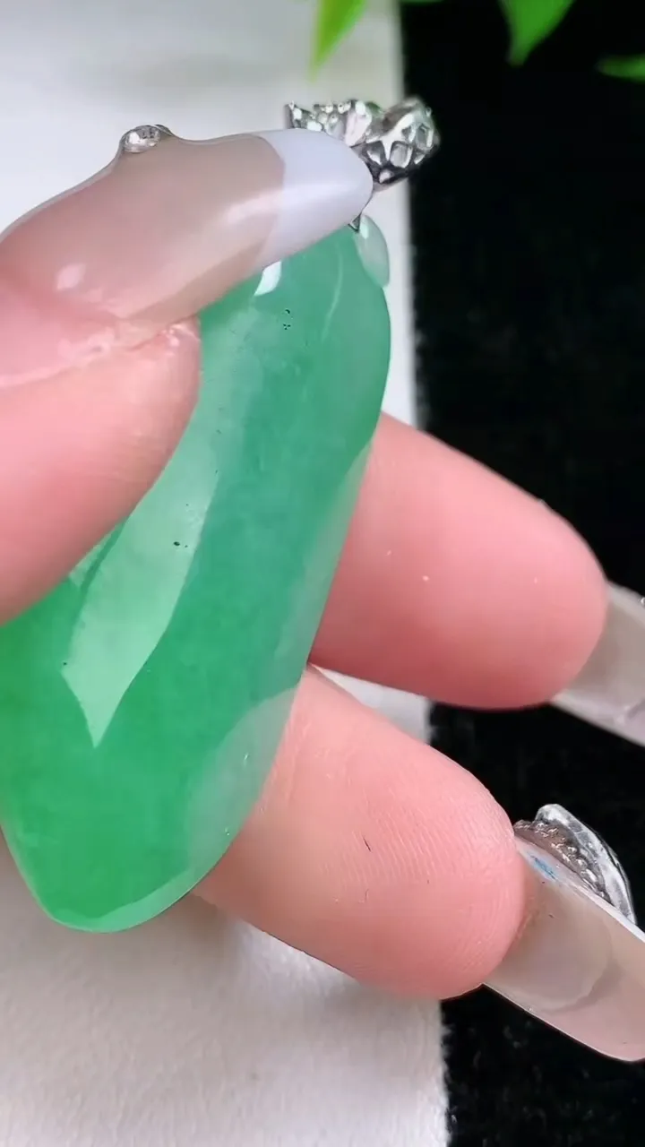 天然A货翡翠福瓜吊坠，尺寸40-18.3-11.3，重量:16.47g
2月3日