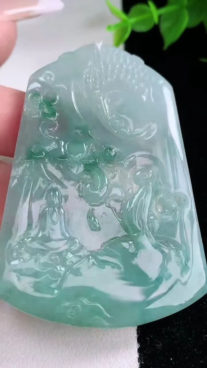 天然A货翡翠飘花一念之间吊坠，尺寸63.6-43.7-3.6，重量:24.85g
2月3日