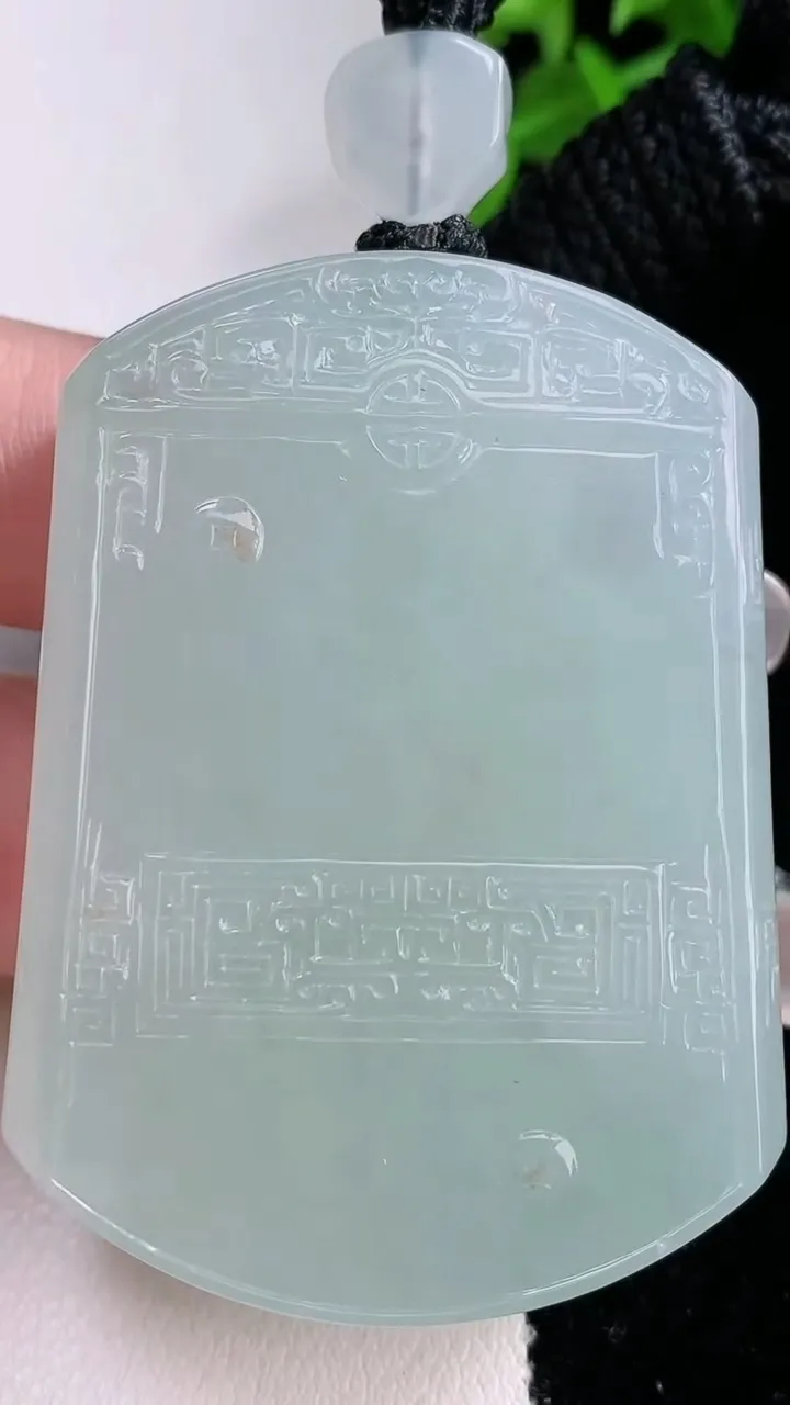 天然A货翡翠仿古无事牌吊坠，尺寸51-37.2-10.5，重量:62.75g
2月3日