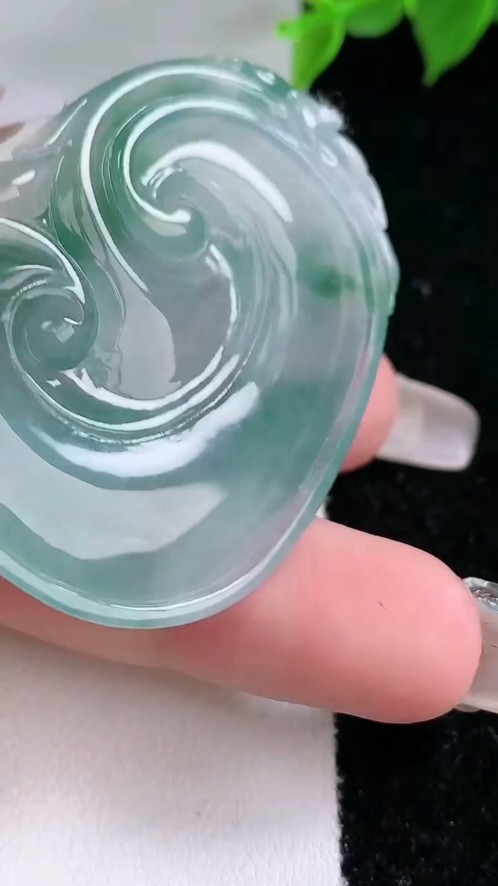 天然A货翡翠冰种飘花如意吊坠，尺寸48.2-34.6-5，重量:11.43g
2月3日