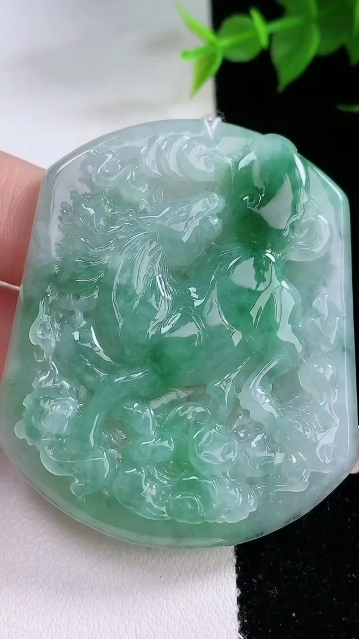 天然A货翡翠生肖马吊坠，尺寸54-45-5.7，重量:29.16g
2月3日