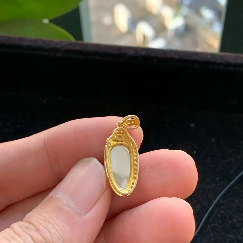 A货天然翡翠冰糯种满绿925银叶子吊坠重量1.42
2月3日