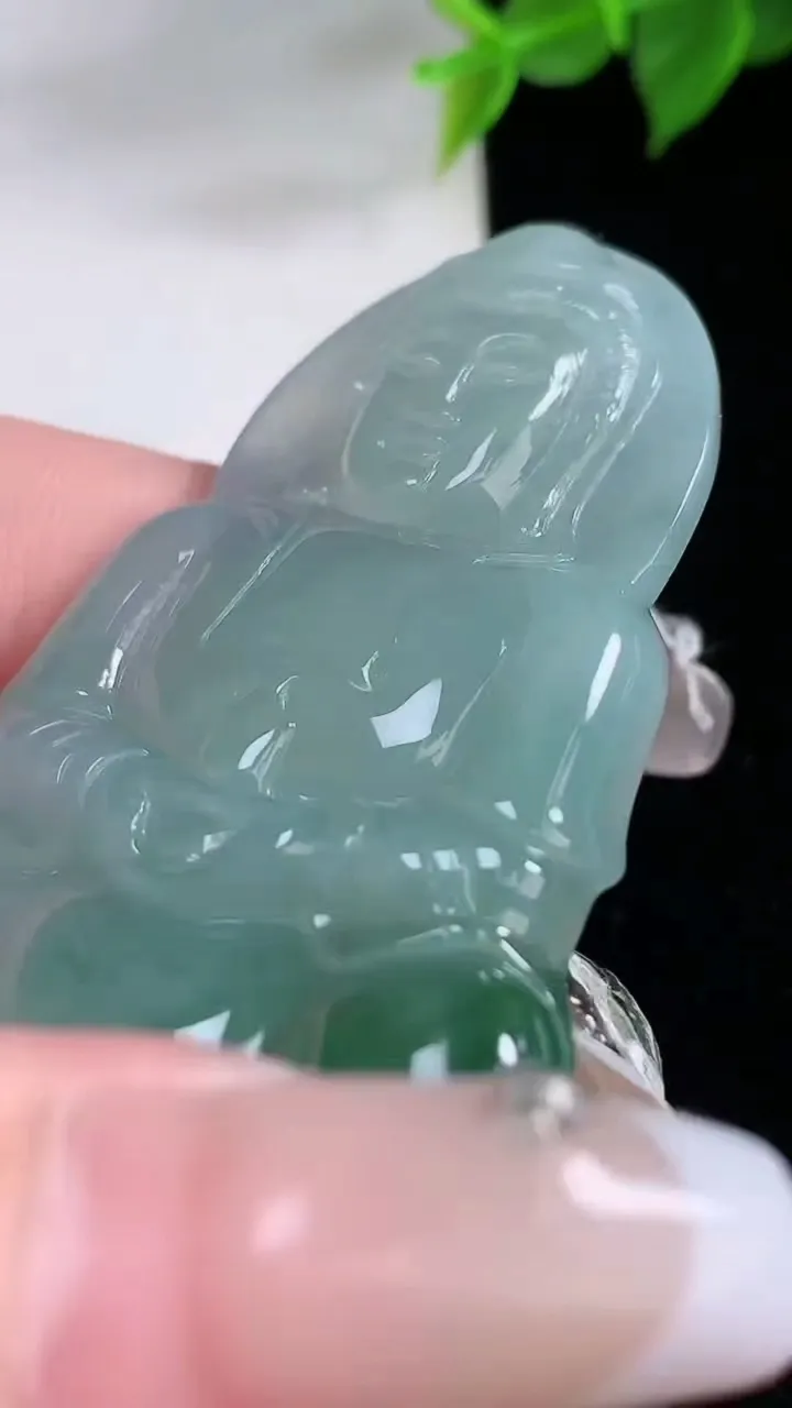 天然A货翡翠观音菩萨吊坠，尺寸60.2-38.2-5.6，重量:25.86g
2月3日