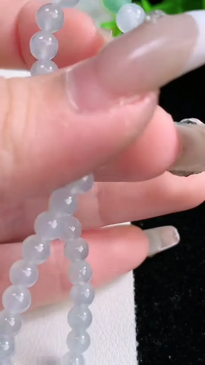 天然A货翡翠种白冰圆珠手串，尺寸4.7-37颗，重量:7.46g2月3日
工厂直销收藏佳品,种好水足，色泽均匀，有种有色，上手高大气！