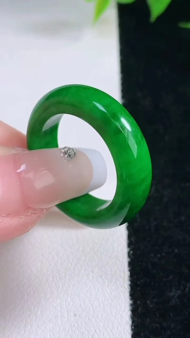 天然A货翡翠指环戒指，尺寸18.8-5.7-4，重量:5.74g2026年2月3日
工厂直销收藏佳品,种好水足，色泽均匀，有种有色，上手高大气！