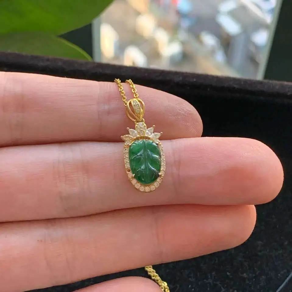 A货天然翡翠冰糯种满绿925银叶子吊坠重量1.41
2月3日