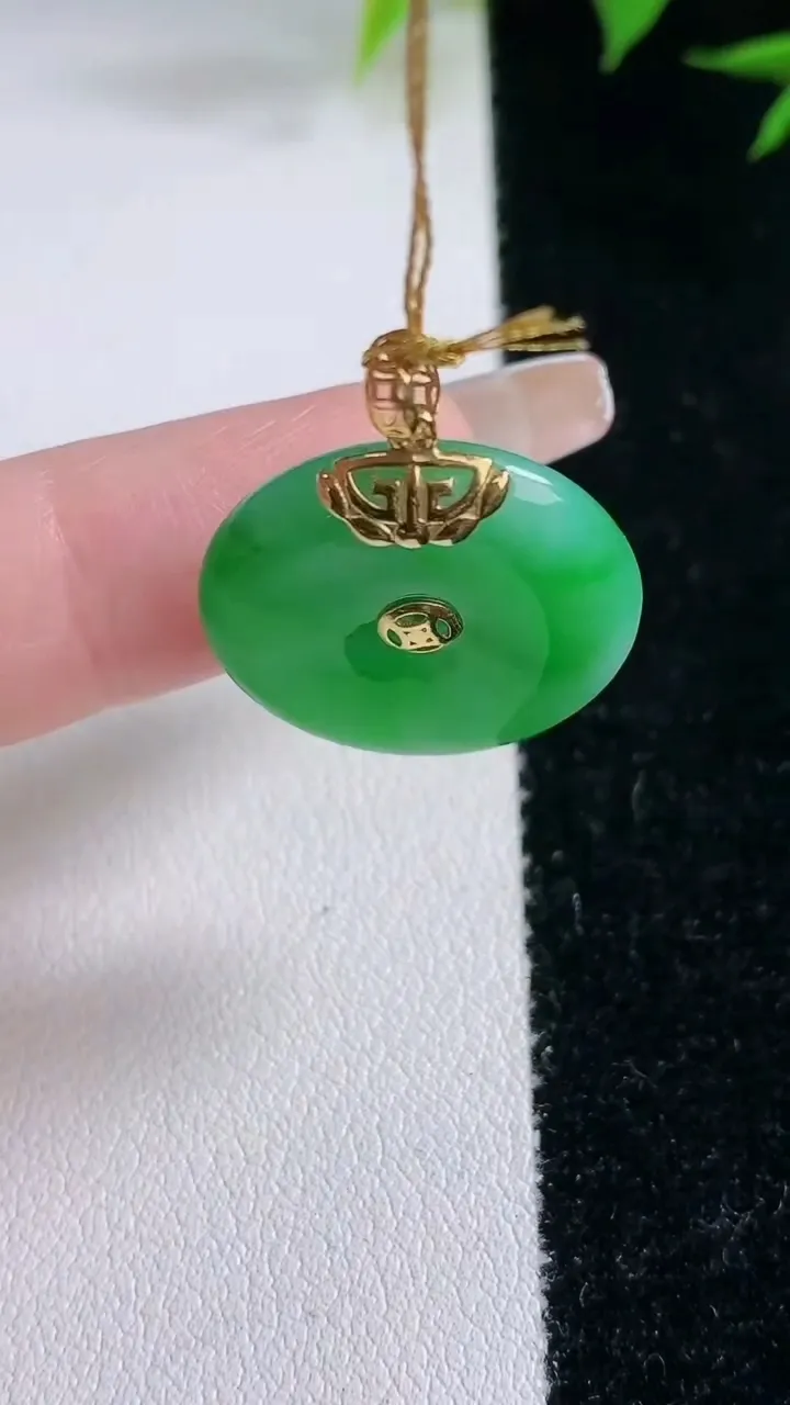 天然A货翡翠平安扣吊坠，尺寸20.3-4，重量:4.60g
2月3日