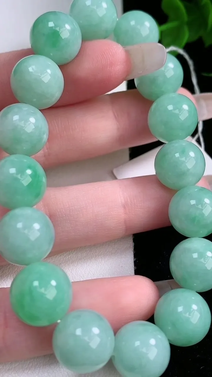 天然A货翡翠圆珠手串，尺寸12.2-16颗，重量:47.61g2月3日
工厂直销收藏佳品,种好水足，色泽均匀，有种有色，上手高大气！