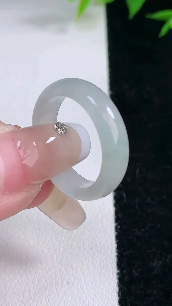 天然A货翡翠指环戒指，尺寸17.2-6-3.4，重量:4.59g2026年2月3日
工厂直销收藏佳品,种好水足，色泽均匀，有种有色，上手高大气！