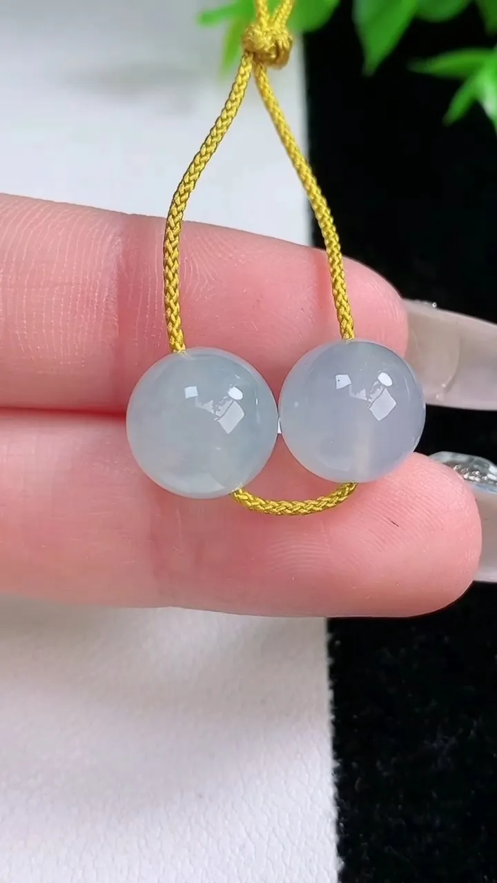天然A货翡翠种白冰圆珠吊坠一对，尺寸10.6，重量:4.60g2月3日
工厂直销收藏佳品,种好水足，
