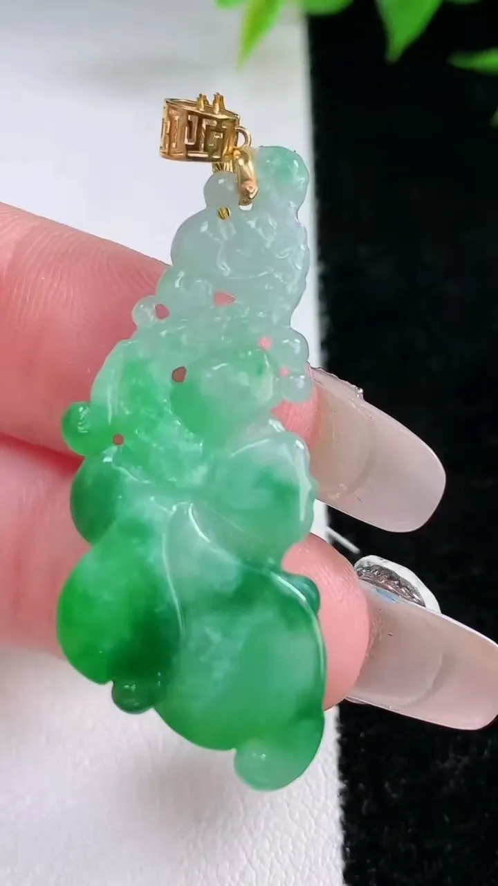 天然A货翡翠和和美美 荷花吊坠，尺寸39.7-16.8-3.3，重量:3.97g
2月3日