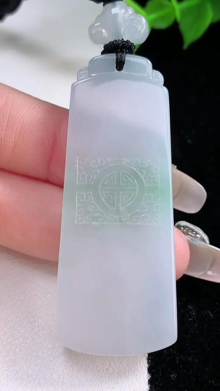 天然A货翡翠仿古无事牌吊坠，尺寸55.3-21.6-5.8，重量:25.81g
2月3日