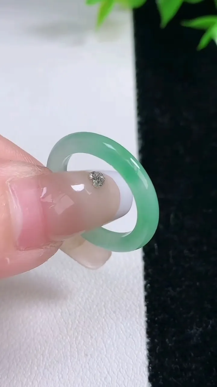 天然A货翡翠指环戒指，尺寸15.8-2.6，重量:1.65g2026年2月3日
工厂直销收藏佳品,种