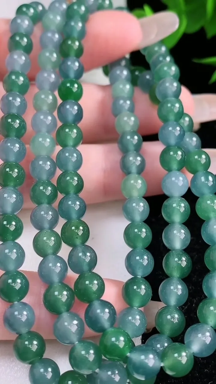 天然A货翡翠圆珠项链，尺寸6-108颗，重量:41.09g2月3日
工厂直销收藏佳品,种好水足，色泽均匀，有种有色，上手高大气！
