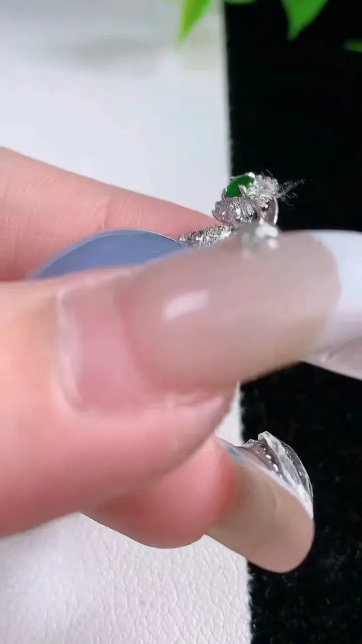 天然A货翡翠18K金紫罗兰蛋面吊坠，尺寸37.4-21-12.4，裸石21.8-19重量:10.78g
2月3日