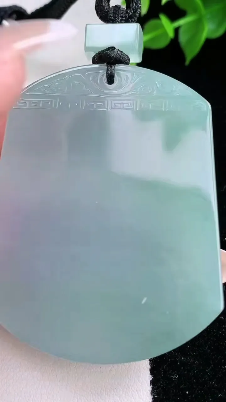 天然A货翡翠仿古无事牌吊坠，尺寸55-43.2-5.2，重量:40.77g
2月3日