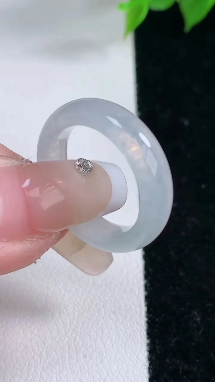 天然A货翡翠指环戒指，尺寸17.3-5.4-3.4，重量:3.71g2026年2月3日
工厂直销收藏