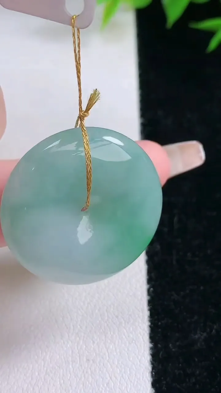 天然A货翡翠平安扣吊坠，尺寸26.7-6.3，重量:10.44g
2月3日