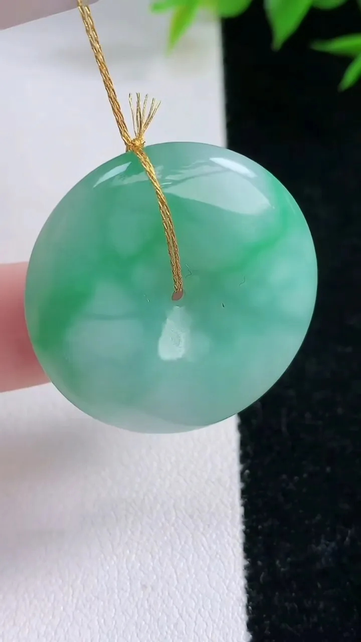 天然A货翡翠平安扣吊坠，尺寸29.6-6.3，重量:11.77g
2月3日