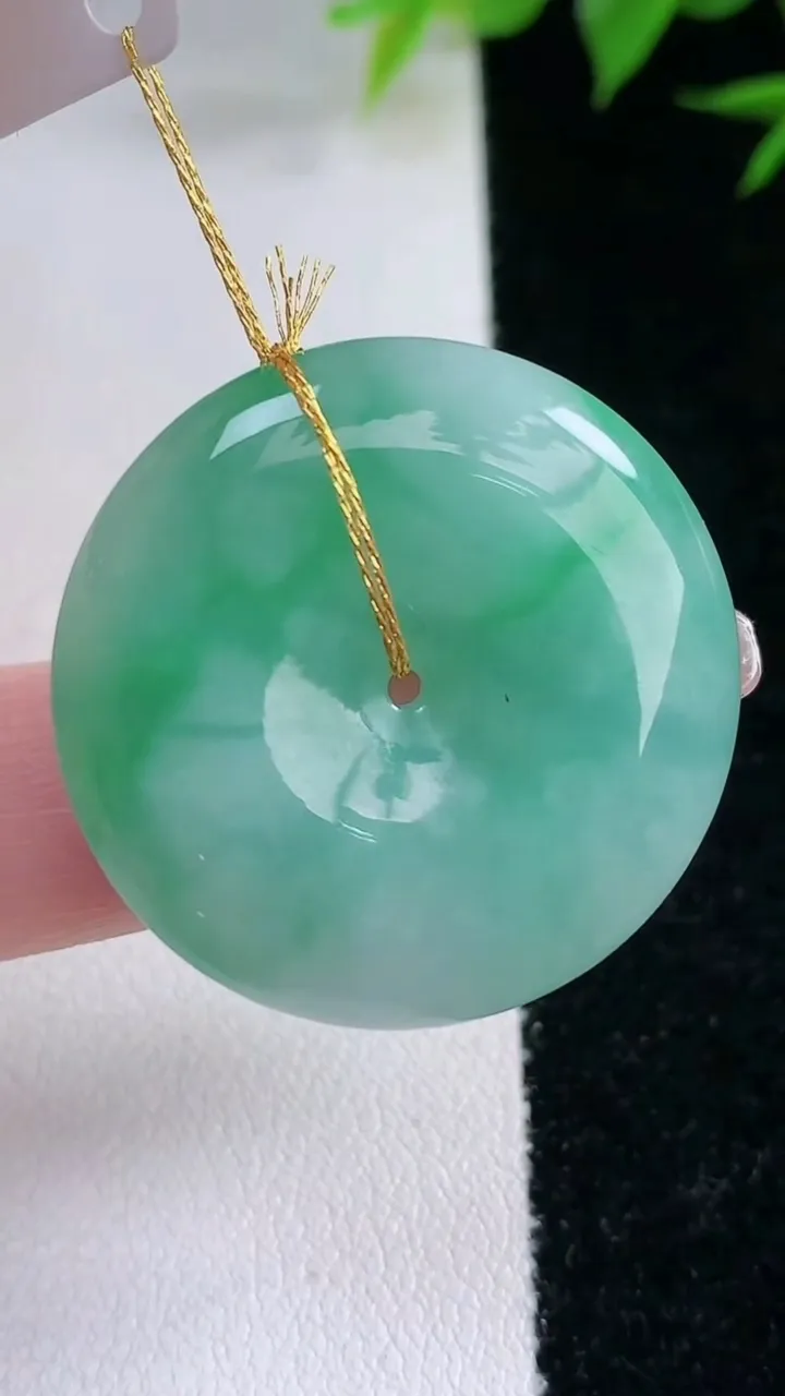 天然A货翡翠平安扣吊坠，尺寸29.6-6.3，重量:11.77g
2月3日