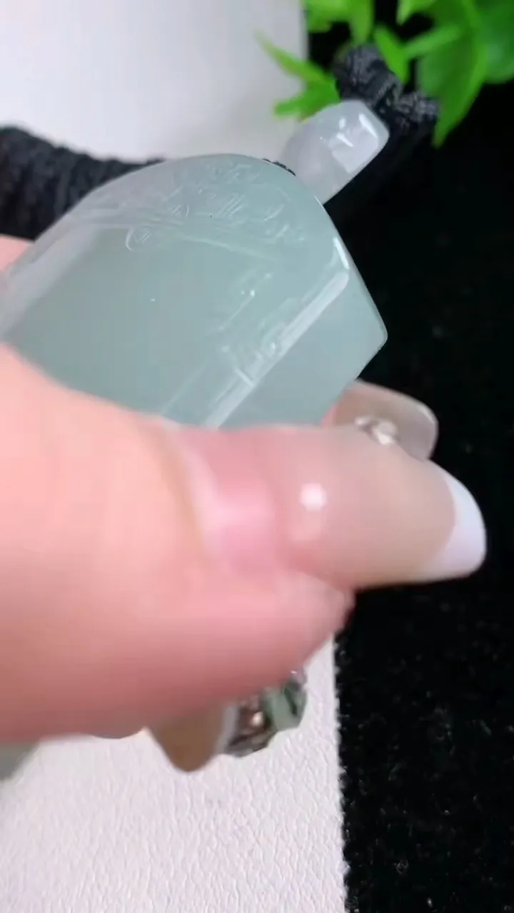 天然A货翡翠仿古无事牌吊坠，尺寸51-37.2-10.5，重量:62.75g
2月3日