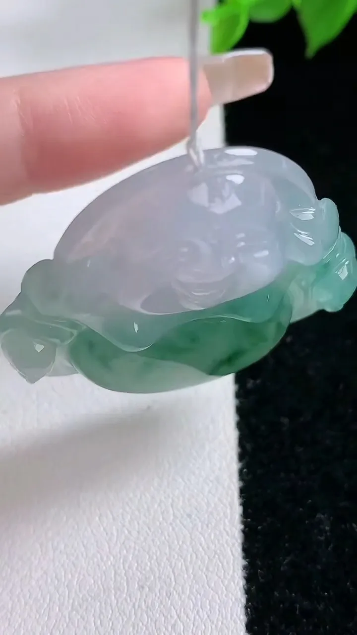 天然A货翡翠种飘花佛公吊坠，尺寸35.3-38.4-7.3，重量:12.69g
2月3日