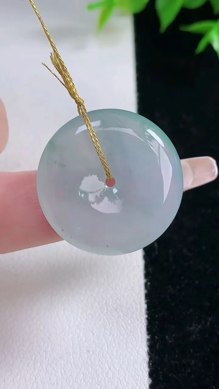 天然A货翡翠冰种飘花平安扣吊坠，尺寸24.8-5.4，重量:7.00g
2月3日