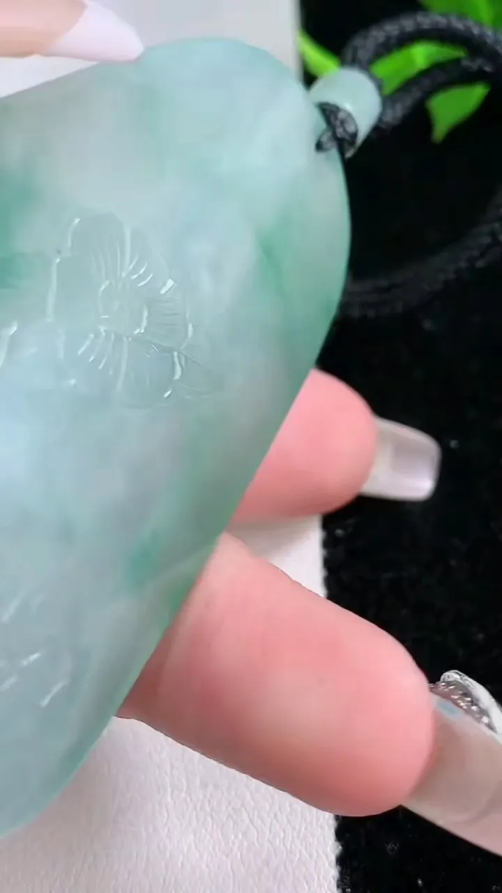 天然A货翡翠飘花大势至菩萨吊坠，尺寸67.5-41.8-4.3，重量:35.74g
2月3日