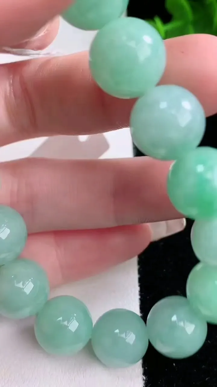 天然A货翡翠圆珠手串，尺寸12.2-16颗，重量:47.61g2月3日
工厂直销收藏佳品,种好水足，色泽均匀，有种有色，上手高大气！