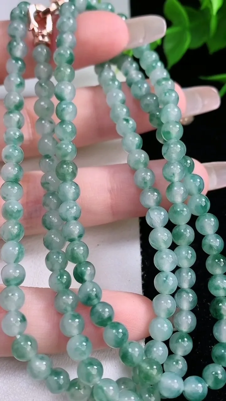 天然A货翡翠种飘花圆珠项链，尺寸4.8-138颗，重量:29.41g2月3日
工厂直销收藏佳品,种好水足，色泽均匀，有种有色，上手高大气！