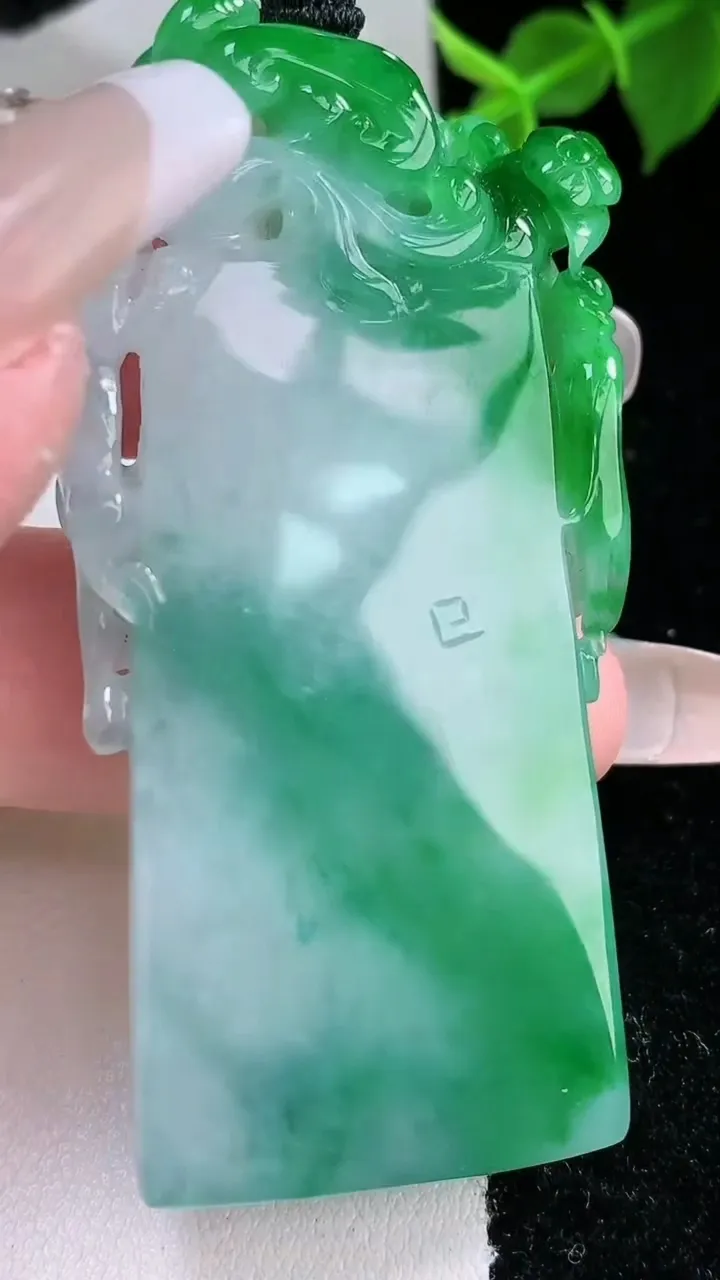 天然A货翡翠节节高升 竹节吊坠，尺寸60.6-25-7，重量:34.67g
2月3日