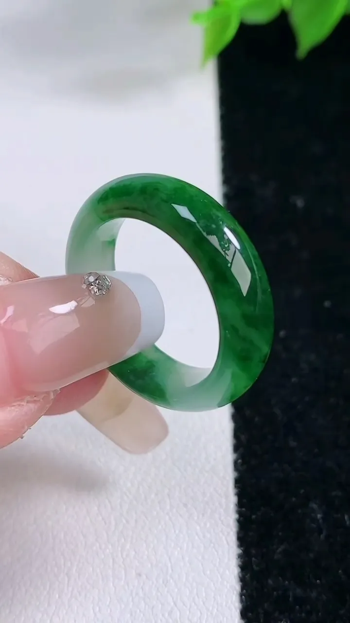 天然A货翡翠指环戒指，尺寸17.6-6-3.5，重量:4.28g2026年2月3日
工厂直销收藏佳品,种好水足，色泽均匀，有种有色，上手高大气！