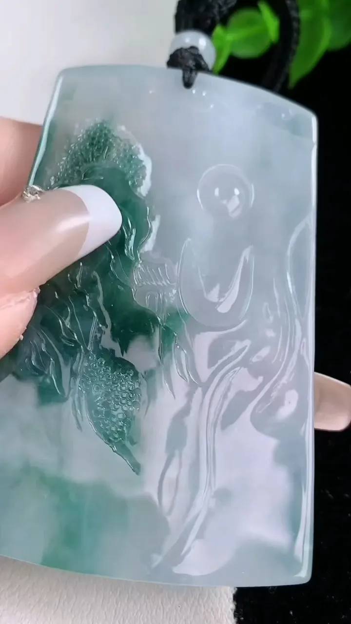 天然A货翡翠种飘花山水大势至菩萨吊坠，尺寸63.5-41.8-5.6，重量:41.07g
2月3日