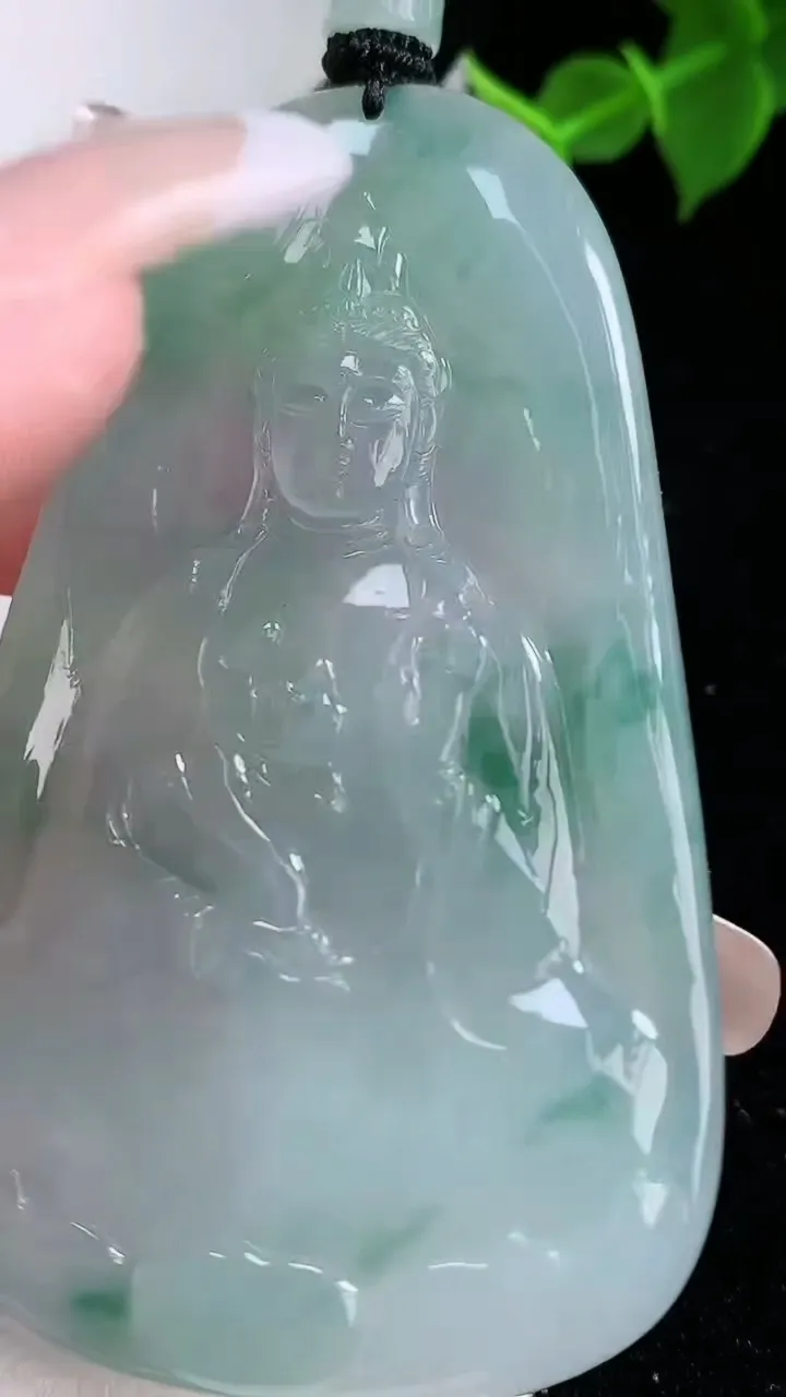 天然A货翡翠飘花大势至菩萨吊坠，尺寸67.5-41.8-4.3，重量:35.74g
2月3日