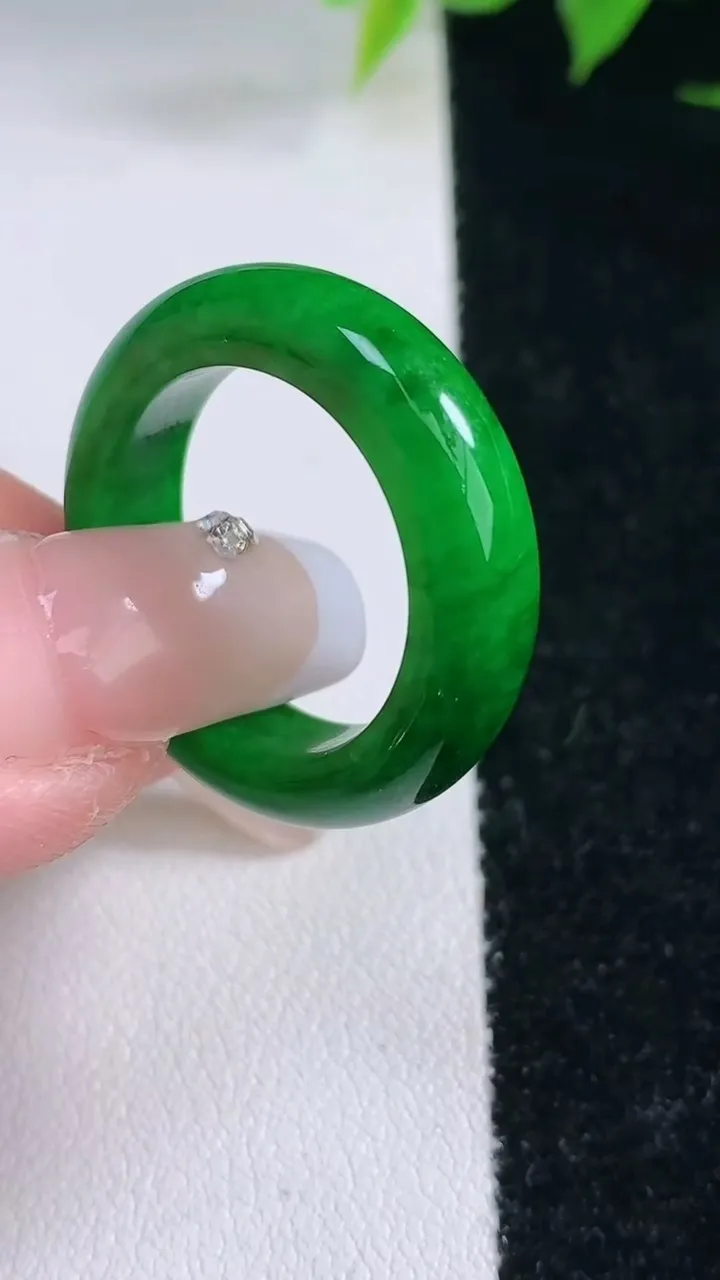 天然A货翡翠指环戒指，尺寸18.8-5.7-4，重量:5.74g2026年2月3日
工厂直销收藏佳品,种好水足，色泽均匀，有种有色，上手高大气！
