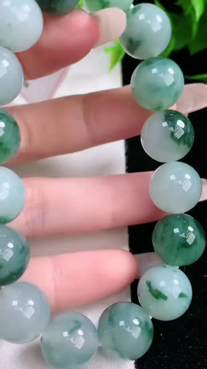 天然A货翡翠飘花圆珠手串，尺寸12.7-16颗，重量:58.32g2月3日
工厂直销收藏佳品,种好水足，色泽均匀，有种有色，上手高大气！