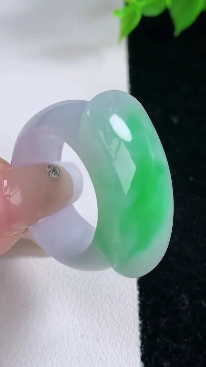 天然A货翡翠马鞍戒指 扳指，尺寸20.7-29.8-12-7，重量:15.47g2026年2月3日
工厂直销收藏佳品,种好水足，色泽均匀，有种有色，上手高大气！