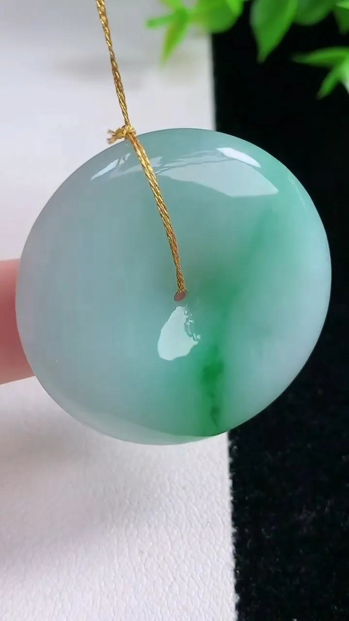 天然A货翡翠平安扣吊坠，尺寸34.8-6，重量:17.41g
2月3日