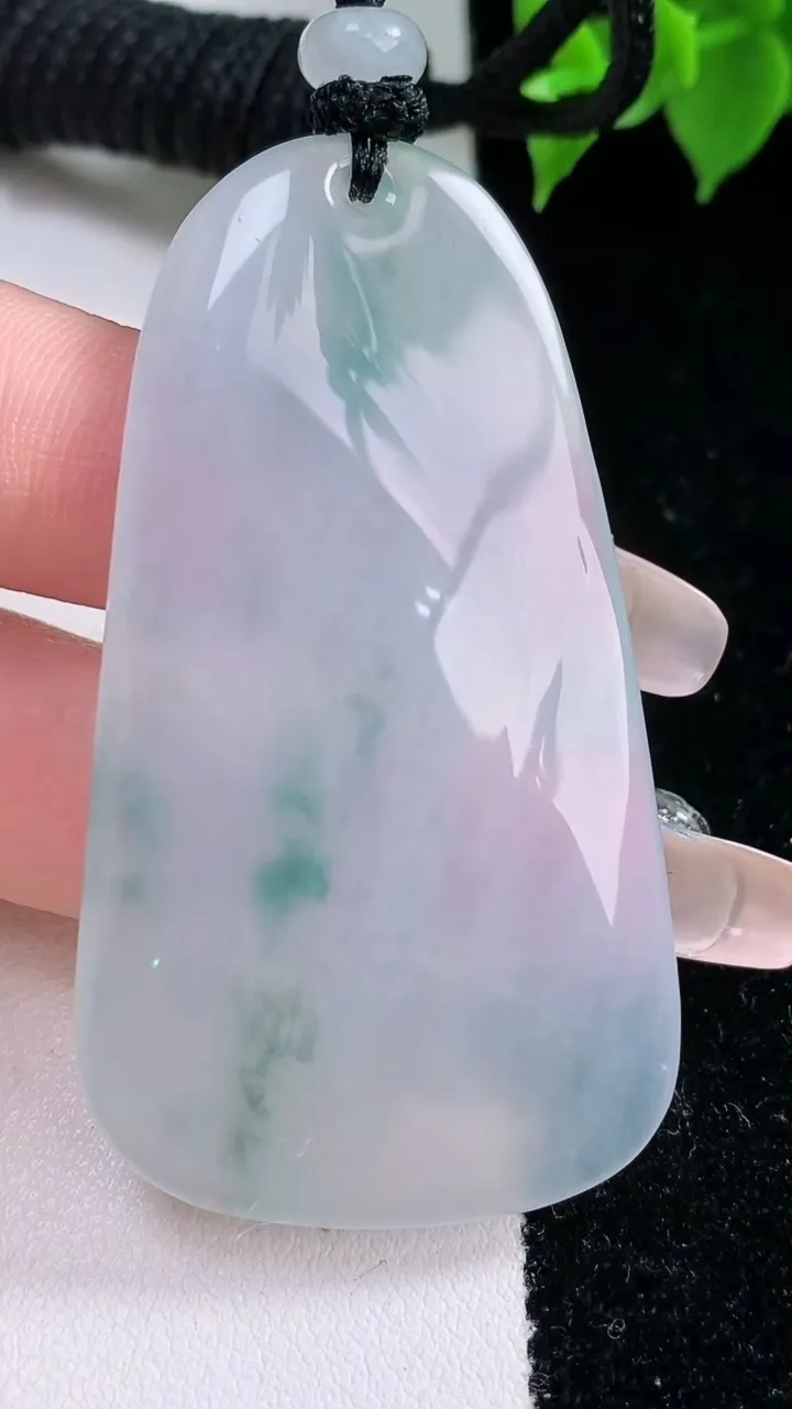 天然A货翡翠种飘花梅花鹿吊坠，尺寸58.3-31.2-4.6，重量:24.84g
2月3日