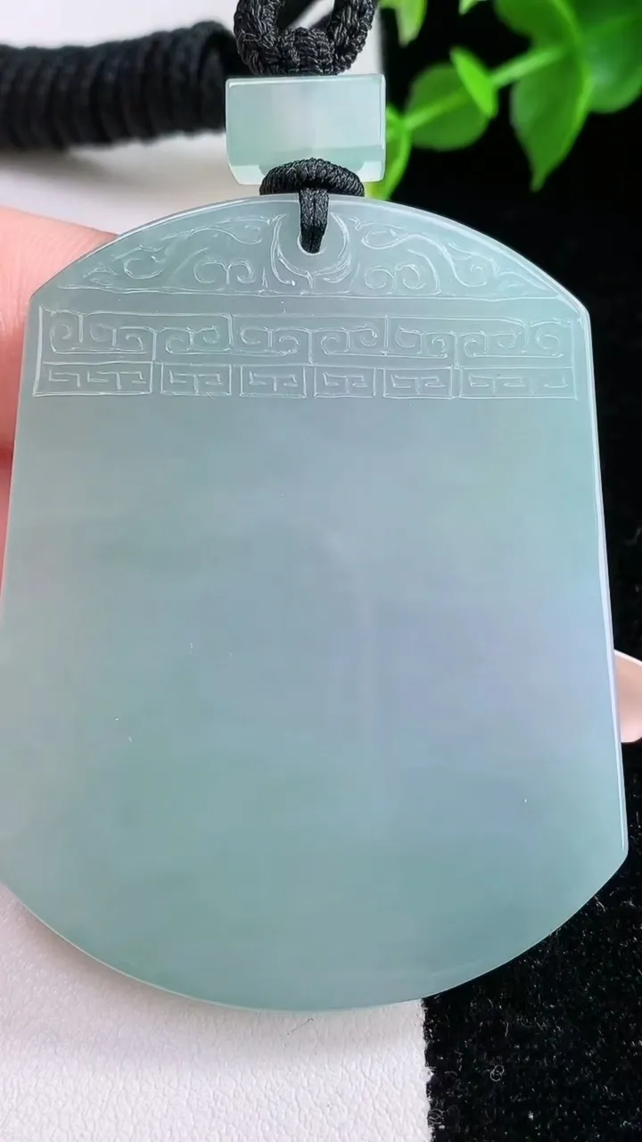 天然A货翡翠仿古无事牌吊坠，尺寸55-43.2-5.2，重量:40.77g
2月3日