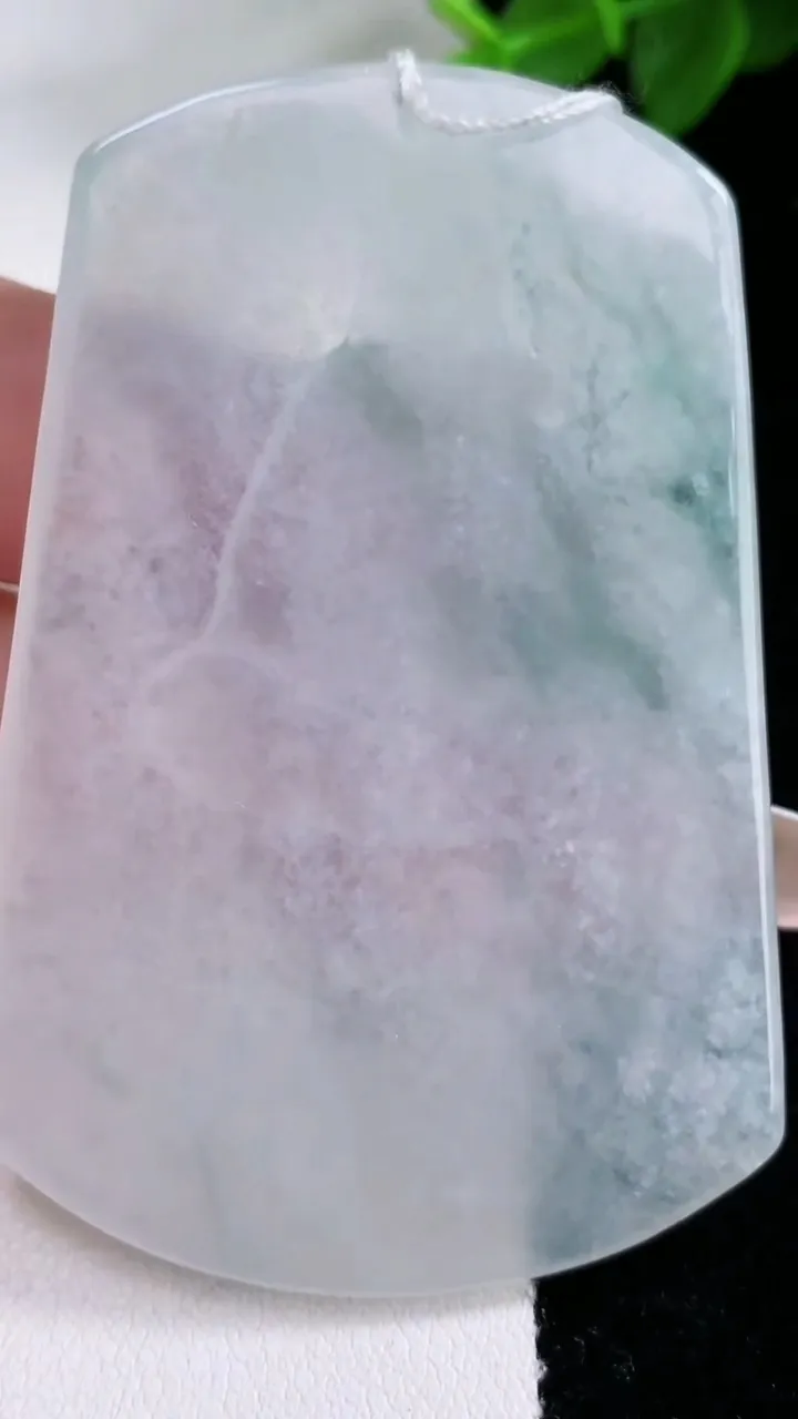 天然A货翡翠冰种飘花观音菩萨吊坠，尺寸64-42.5-4.2，重量:29.55g
2月3日