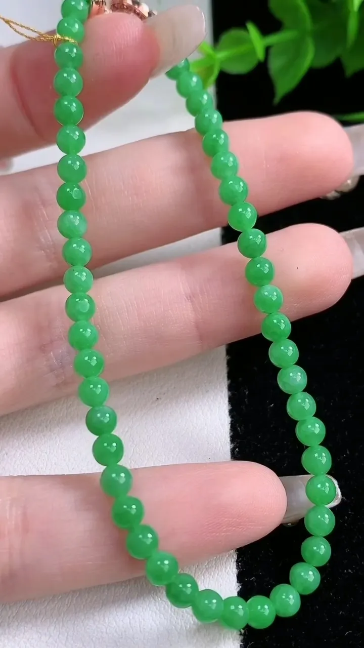 天然A货翡翠圆珠手串，尺寸3.7-48颗，重量:6.35g2月3日
工厂直销收藏佳品,种好水足，色泽