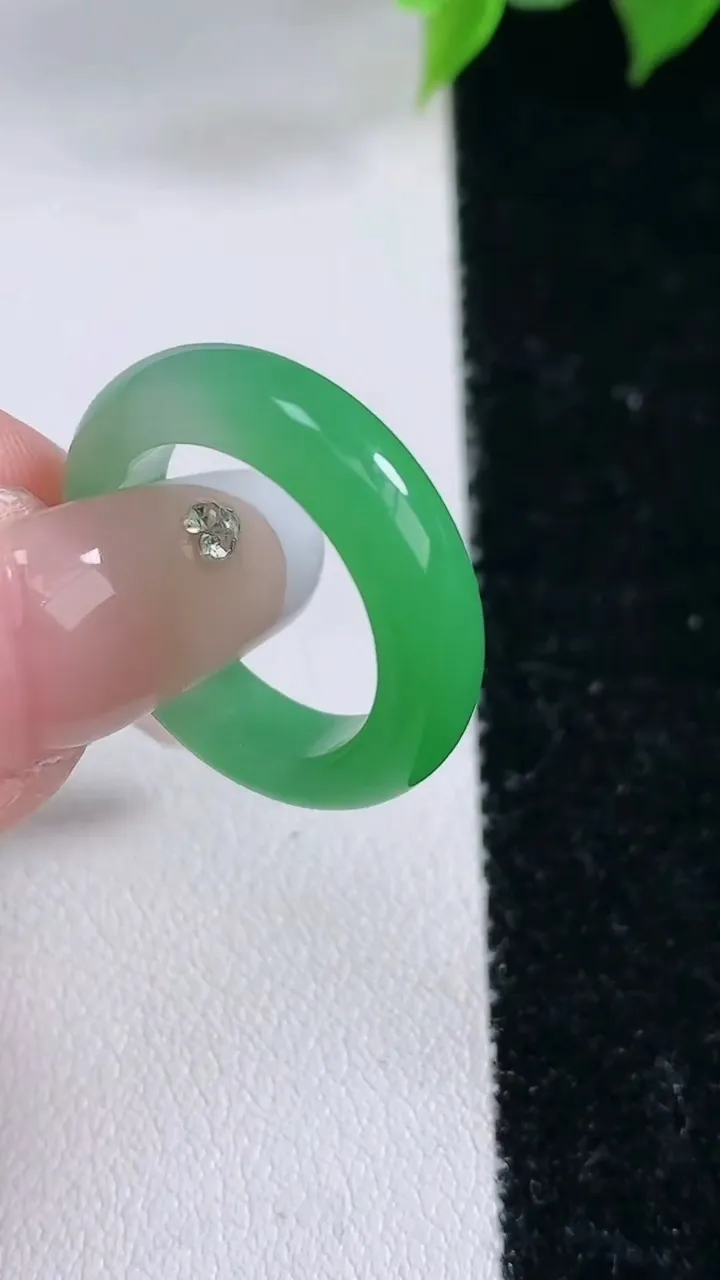 天然A货翡翠指环戒指，尺寸16-4.8-3.4，重量:3.33g2026年2月3日
工厂直销收藏佳品,种好水足，色泽均匀，有种有色，上手高大气！