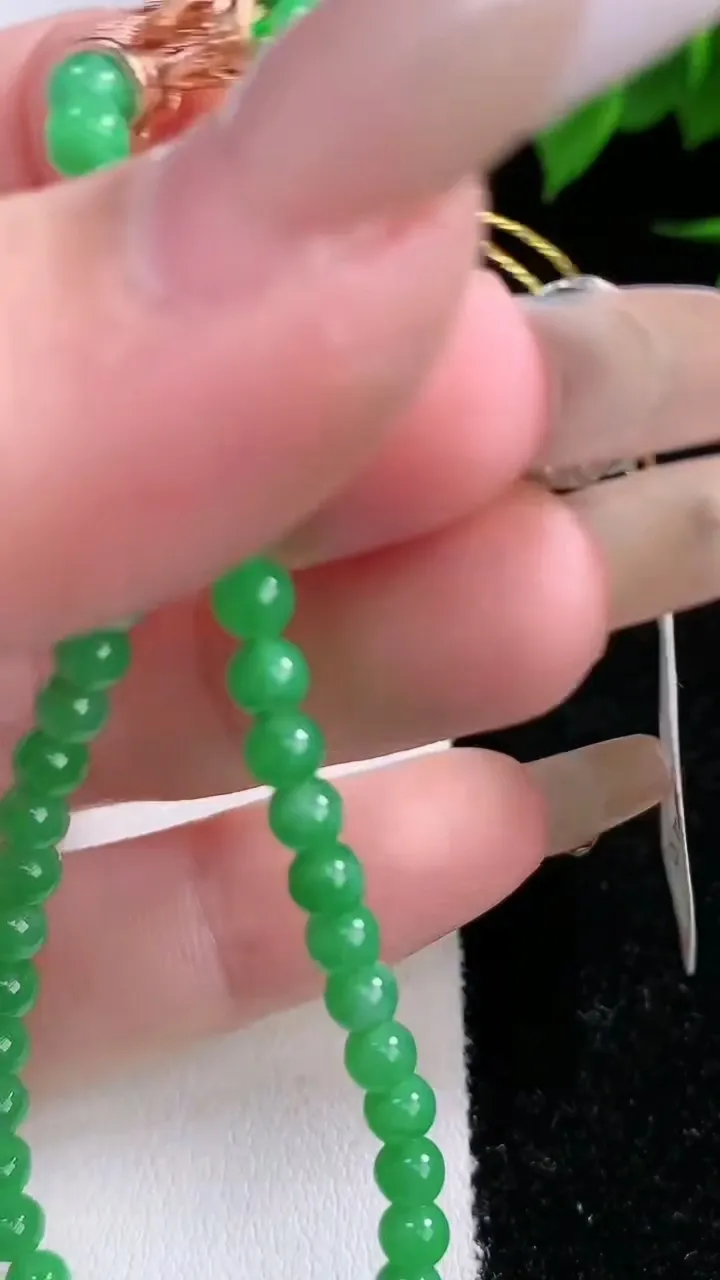 天然A货翡翠圆珠手串，尺寸3.7-48颗，重量:6.35g2月3日
工厂直销收藏佳品,种好水足，色泽均匀，有种有色，上手高大气！