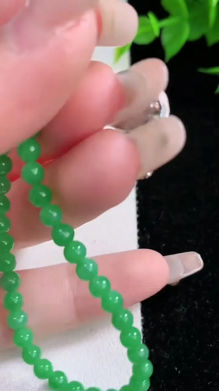 天然A货翡翠圆珠手串，尺寸3.7-48颗，重量:6.35g2月3日
工厂直销收藏佳品,种好水足，色泽